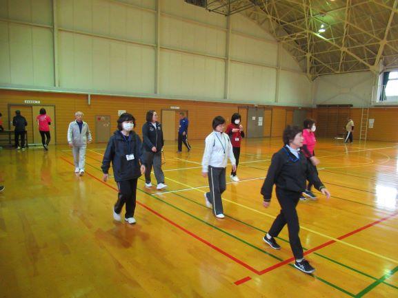金浦体育館の館内を壁沿いにゆっくり歩いて周回する参加者たちの写真