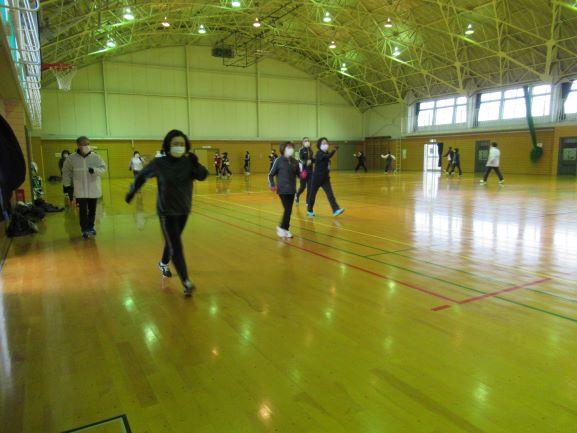 金浦体育館にて、インターバル速歩で館内を周回する参加者たちの写真