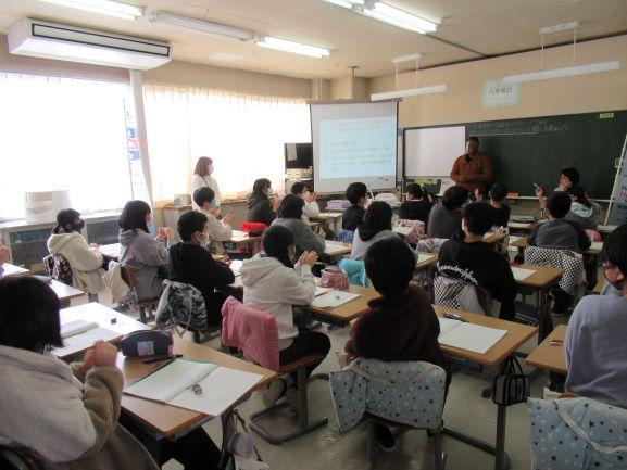 後方より撮影された、院内小学校の教室におけるリベリア講座の実施風景の写真