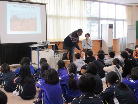象潟小学校の教室で講演を行うスティーブンス・モール氏の写真