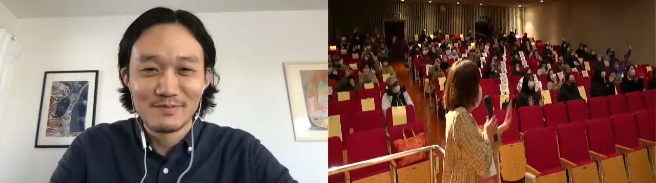 オンライン舞台挨拶の様子をおさめた画像。画像左側に福永監督のオンライン映像、画像右側に仁賀保勤労青少年ホームのホールの様子を写した写真が確認できる