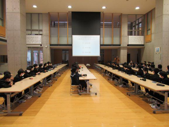 仁賀保中学校の食堂におけるリベリア講座の実施風景の写真。写真右側奥に公使に招かれたスティーブンス・モール氏の姿も確認できる