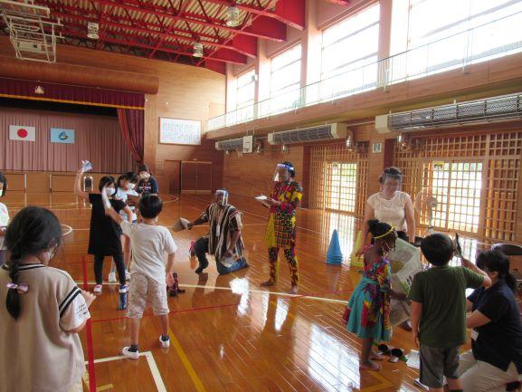 リベリア講座にて、紙でっぽうで遊ぶ参加者たちの写真