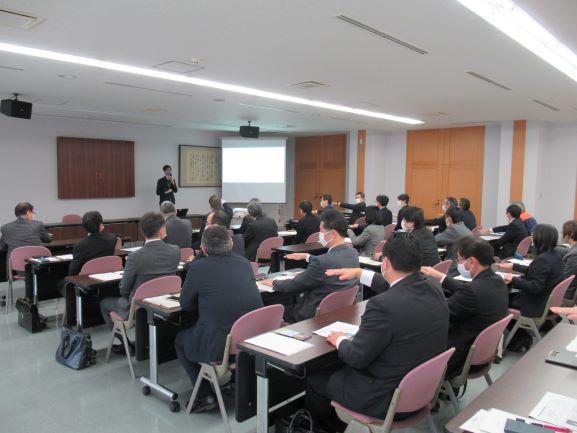 左後方より撮影された、市役所象潟庁舎の会議室におけるホストタウン研修会の実施風景の写真