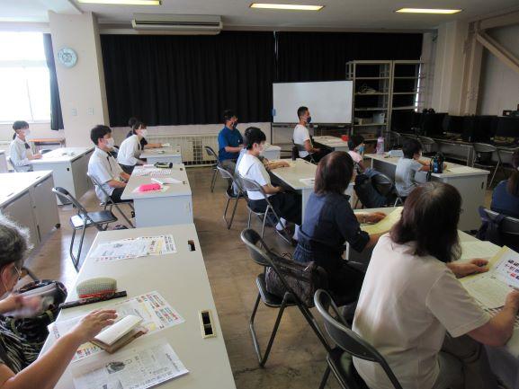 視聴覚室右側面より撮影された、「リベリアの国旗を学んでみよう」の受講風景の写真