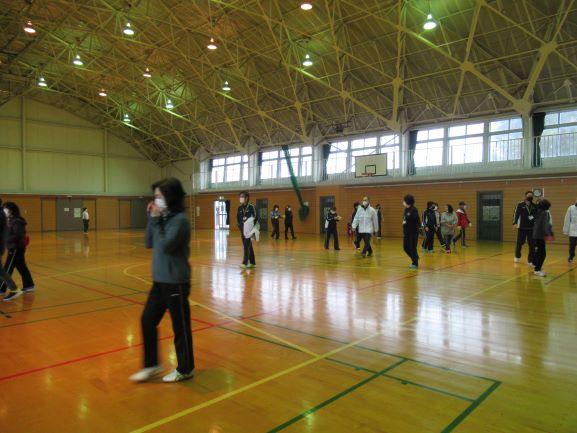 体育館館内にて、いくつかのグループに分かれてインターバル速歩を行う参加者たちの写真