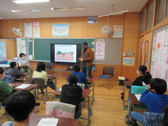 右後方より撮影された、金浦小学校の教室におけるリベリア講座の実施風景の写真。講座にはモール氏の他にジャイカの野口聡子女史の姿も確認できる