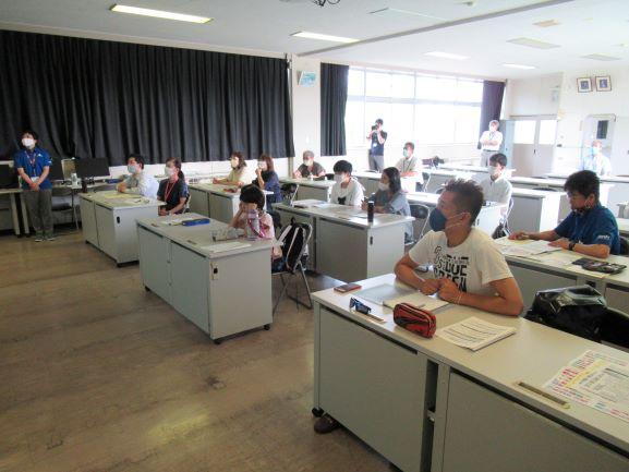 スクリーン左側より撮影された、「リベリアの国旗を学んでみよう」の受講風景の写真