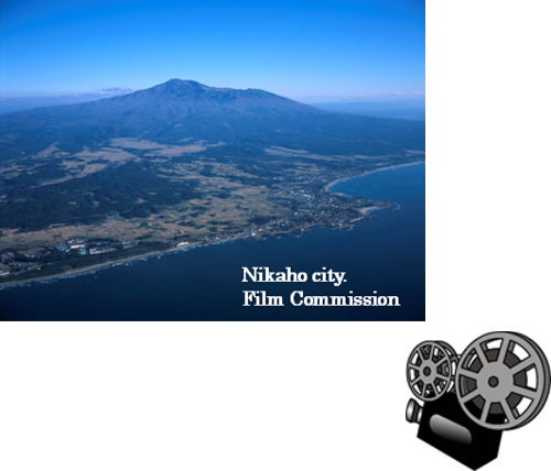 にかほ市を空から見た情景の写真と映写機のイラストを示した画像