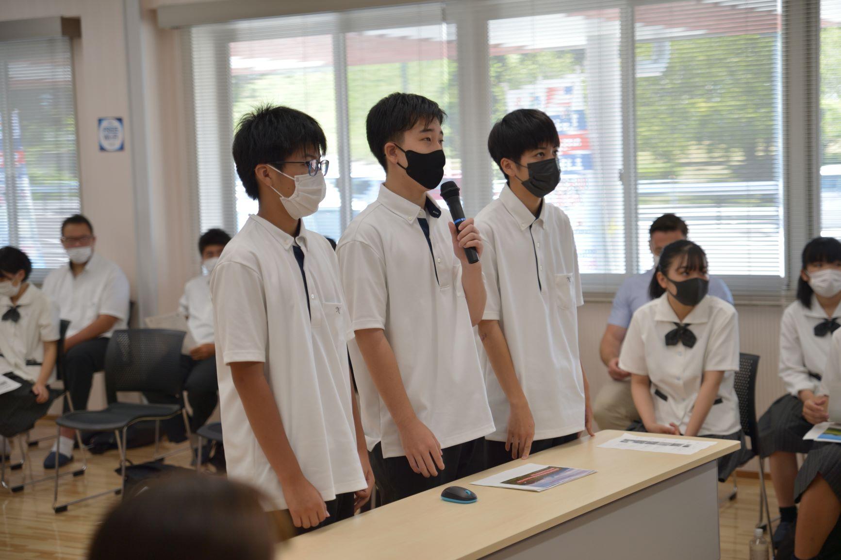 オンライン交流会にて、カメラに向かって話をする仁賀保高校の男子生徒3名の写真
