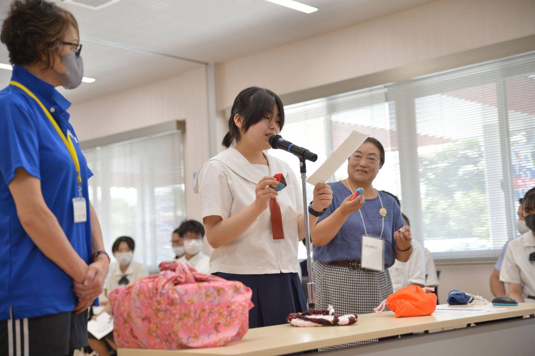 オンライン交流会にて、布製の御手玉を紹介する仁賀保高校の女子生徒等参加者たちの写真