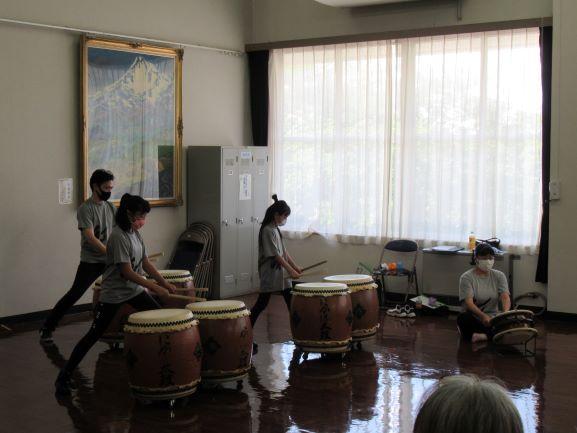 リベリア講座における、仁賀保太鼓の演奏風景の写真