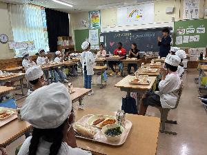 リベリアオリンピアンと給食をいただきます