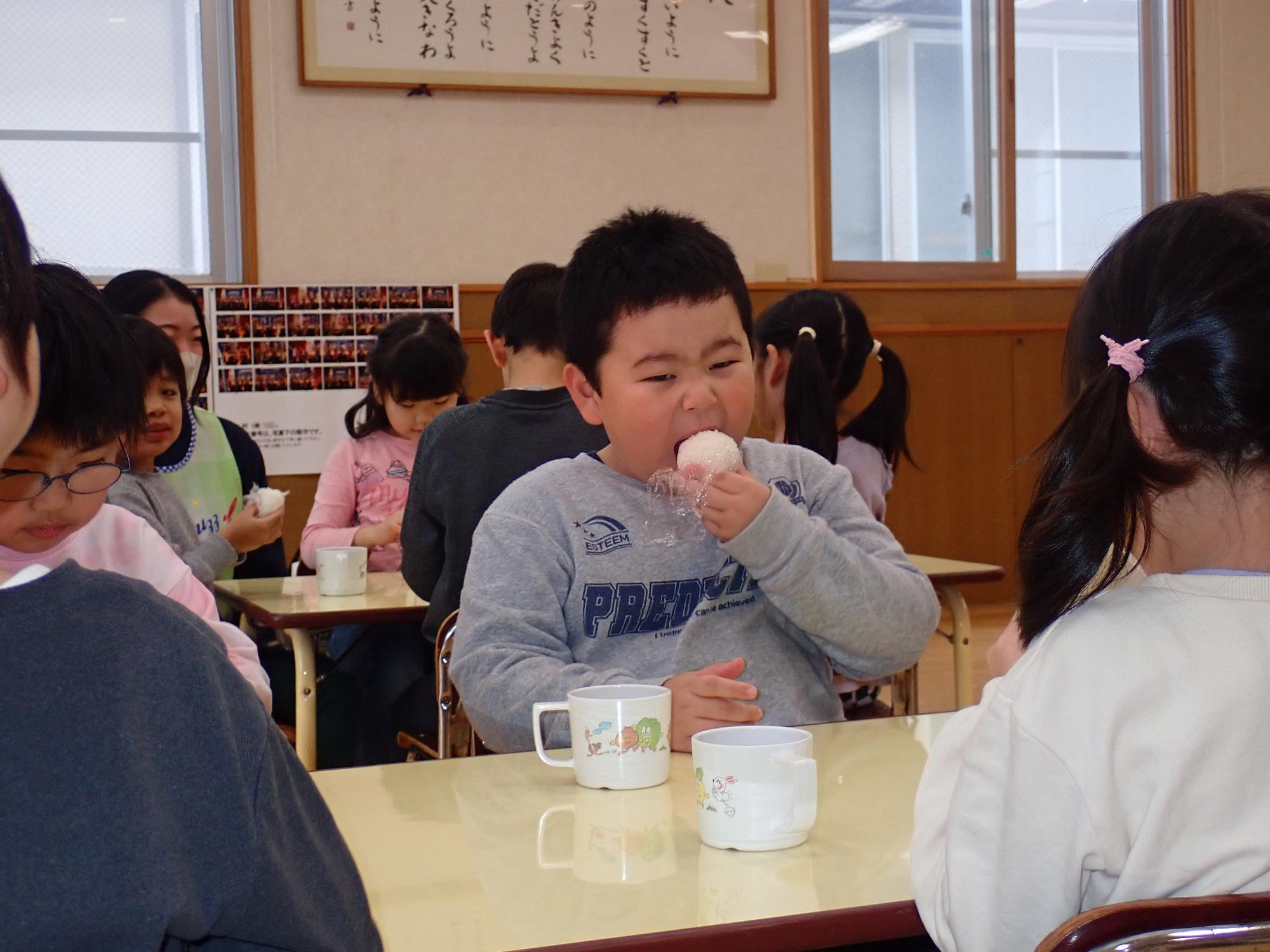 2024.12.11ひまわり保育園おにぎり作り1