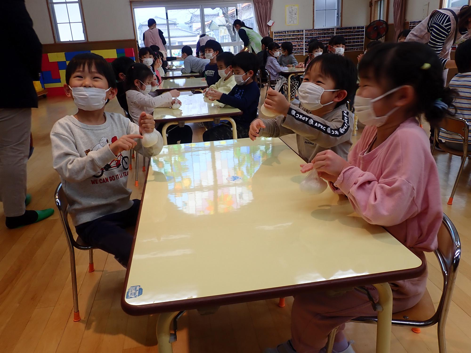 2024.12.11ひまわり保育園おにぎり作り2