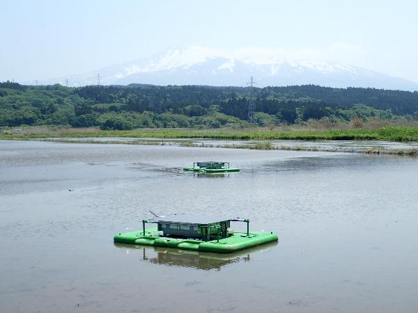 航行するアイガモロボ