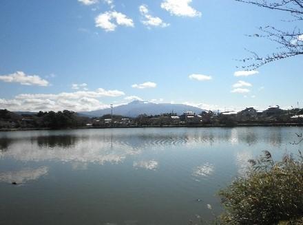 にかほ市市内の水辺から望む、鳥海山の遠景の写真