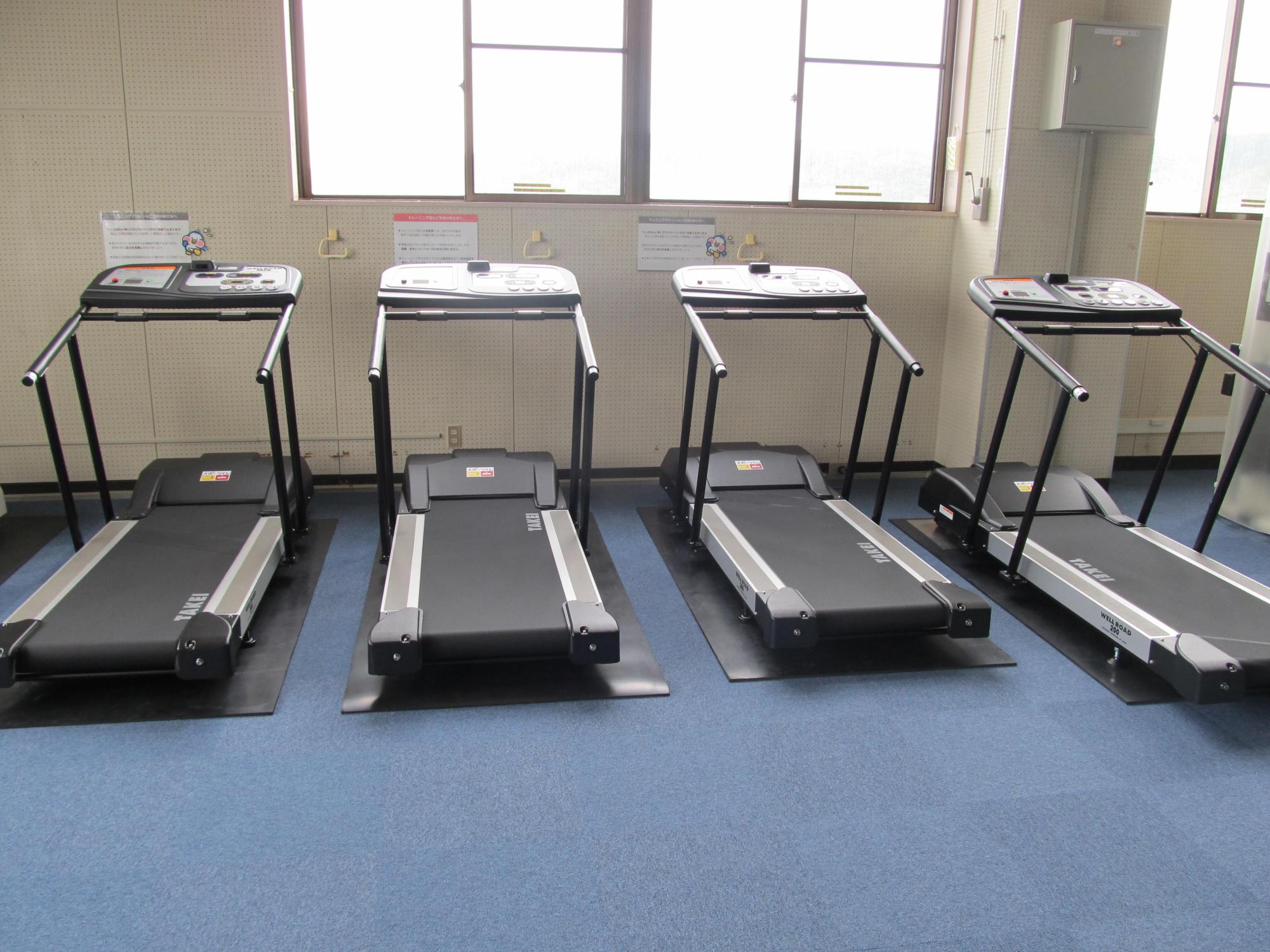 仁賀保勤労青少年ホーム施設内に増設された、ランニングマシン4台の写真