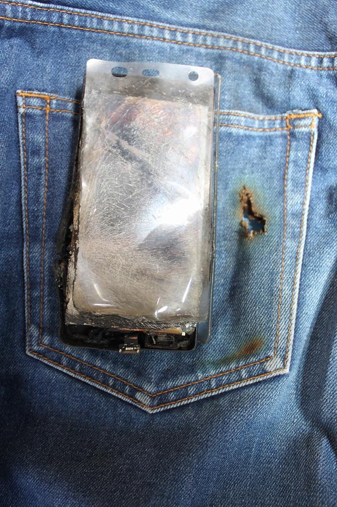 ジーンズのポケット内でリチウムイオン電池がショートし出火して焼け焦げたスマートフォンの写真