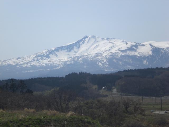 青空の下秋田県と山形県にまたがる鳥海山をにかほ市側から撮影した写真