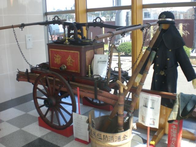 にかほ市消防本部内に飾られている金浦消防組が使用していた消防道具や制服をななめから撮影した写真