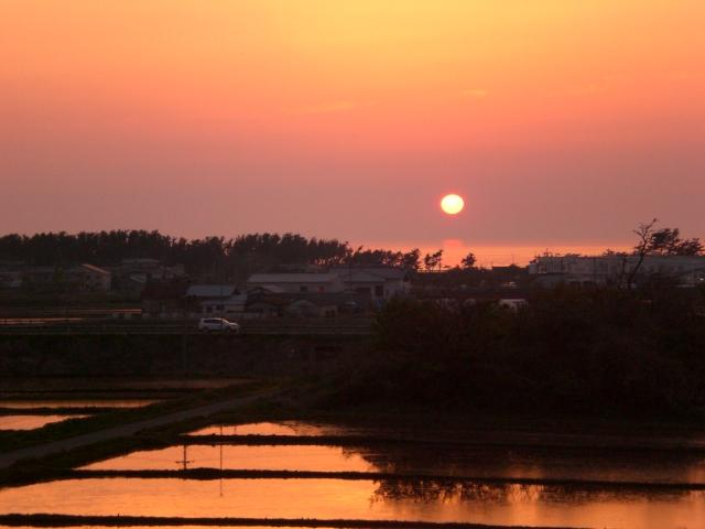秋田県にかほ市にある象潟のオレンジ色の夕景を撮影した写真