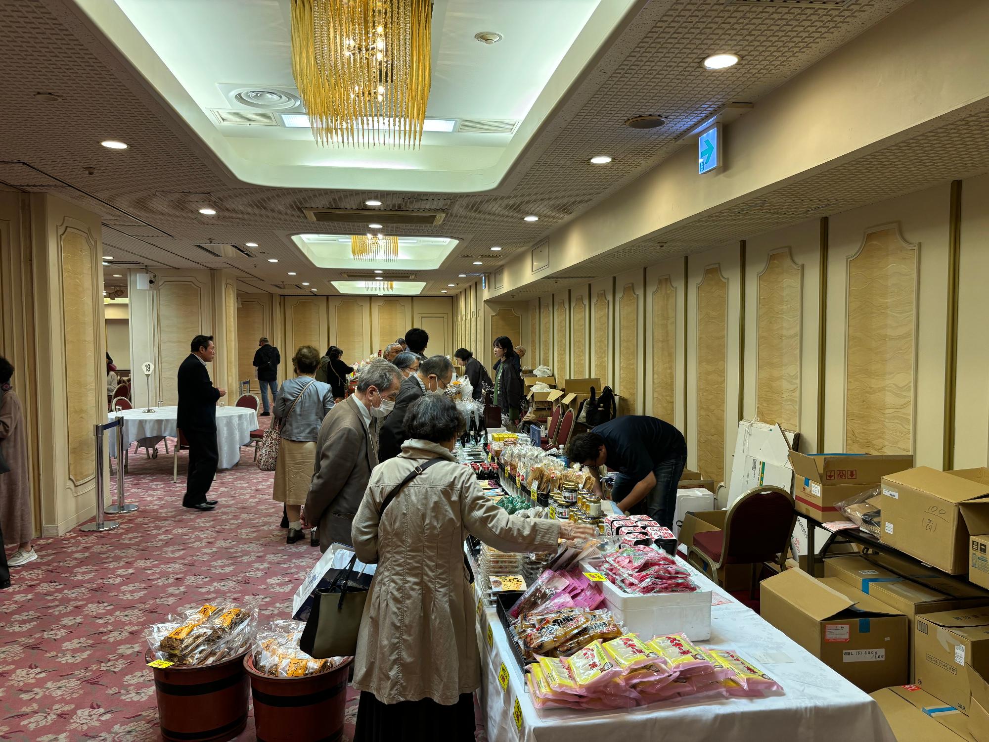 段ボールの上ににかほ市の特産品がところせましと並べられている写真